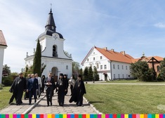 Grupa mężczyzna podczas spaceru