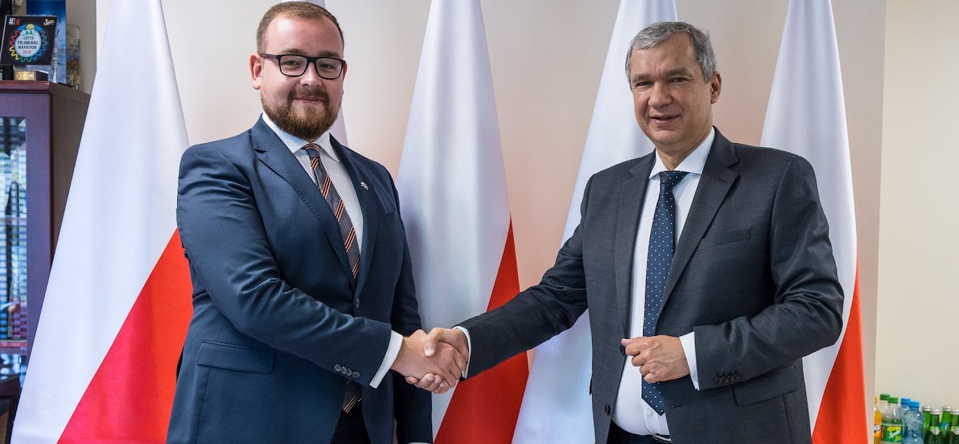 Wicemarszałek Sebastian Łukaszewicz ściska dłoń jednego z liderów białoruskiej opozycji