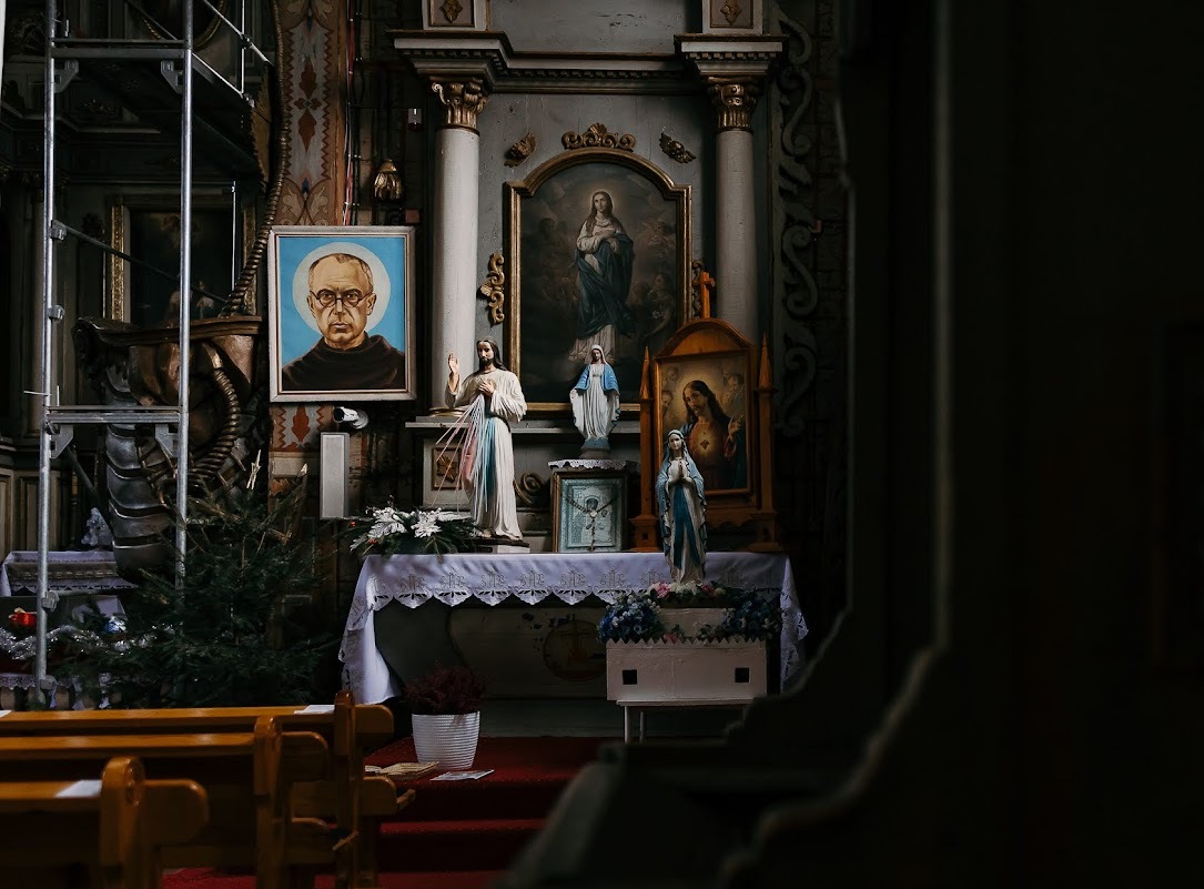 Ołtarz w kościele. Widoczny portret św. Maksymiliana Kolbego.