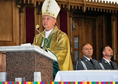 Arcybiskup Józef Guzdek podczas nabożeństwa