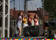 Cztery dziewczynki śpiewają piosenkę.