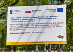 Park na osiedlu Buchwałowo w Sokółce - tablica informująca o dotacji z funduszy unijnych, zawarta również w tekście.