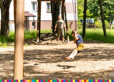 Park na osiedlu Buchwałowo w Sokółce - chłopczyk na huśtawce.