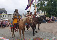 mężczyźni na koniach w historycznych strojach