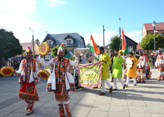 grupa tancerzy w kolorowych strojach
