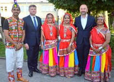 tańcerze w kolorowych strojach, obok nich stoi członek zarządu Marek Malinowski