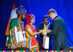 Marek Malinowski przyjmuje upominek od przedstawicielki Indii