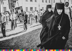 Dwie zakonnice w habitach, zdjęcie czarno-białe