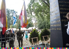 Wiesława Burnos pod pomnikiem podczas obchodów 79. Rocznicy Powstania w Getcie Białostockim