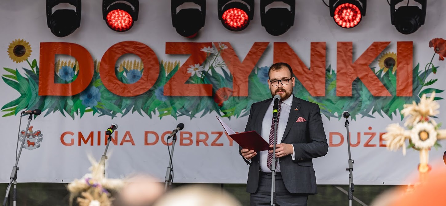 Wicemarszałek Łukaszewicz mówi do mikrofonu stojąc na scenie