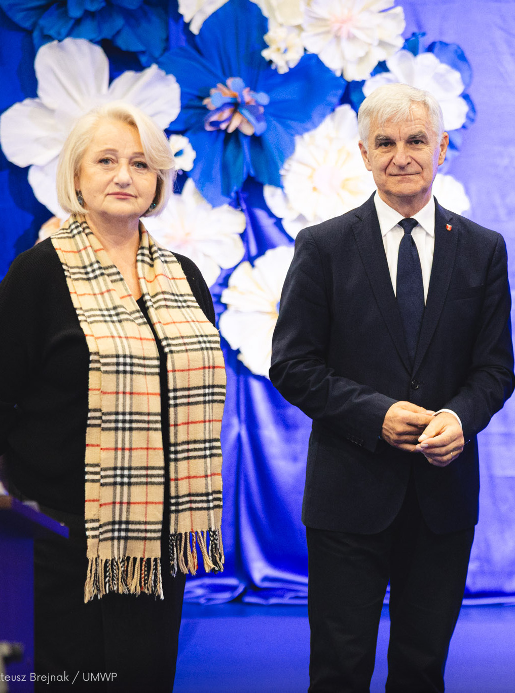 Przedstawiciele SP w Korycinie trzymają grawerton, obok stoją członkowie zarządu województwa