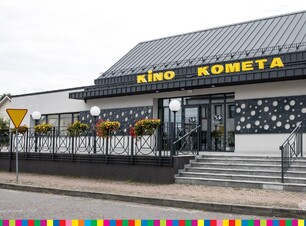 Budynek kina z zewnątrz. Widoczny żółty napis Kino Kometa