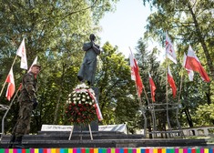 Żołnierz stojący pod pomnikiem bł. Jerzego Popiełuszki