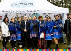 Marszałek Artur Kosicki i kobiety w kobaltowych strojach z KGW 