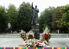 Wieńce złożone przed pomnikiem Jerzego Popiełuszko