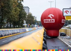 Ulica i duży czerwony balon z logo Orlenu