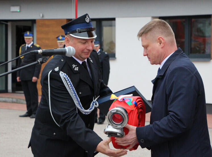 Marek Malinowski i strażak przed siedzibą OSP
