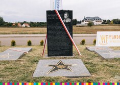 Obelisk z biało-czerwoną wstęgą. Widnieje na nim napis Jan Gąsiorowski oraz opis osiągnięć sportowych 