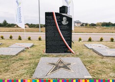 Obelisk z biało-czerwoną wstęgą. Widnieje na nim napis Feliks Stamm oraz opis osiągnięć sportowych 